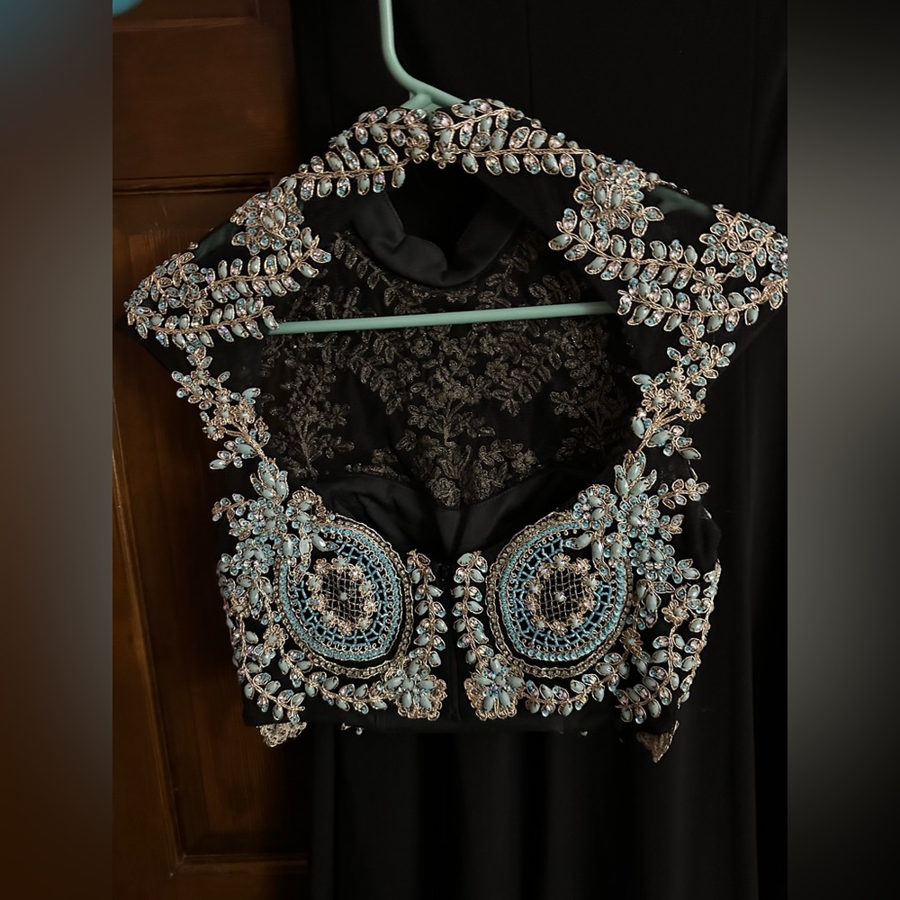 Formal dress - Picture 3 of 8